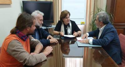 &Mu;&epsilon; &tau;&omicron;&nu; &pi;&rho;ό&epsilon;&delta;&rho;&omicron; &tau;&omicron;&upsilon; &Epsilon;&pi;&iota;&mu;&epsilon;&lambda;&eta;&tau;ή&rho;&iota;&omicron;&upsilon; &Lambda;έ&sigma;&beta;&omicron;&upsilon; &sigma;&upsilon;&nu;&alpha;&nu;&tau;ή&theta;&eta;&kappa;&epsilon; &eta; &Chi;&rho;. &Kappa;&alpha;&lambda;&omicron;&gamma;ή&rho;&omicron;&upsilon;