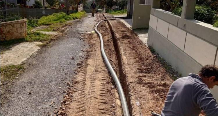 &Mu;ύ&rho;&iota;&nu;&alpha;: &Kappa;&lambda;&epsilon;&iota;&sigma;&tau;ή &omicron;&delta;ό&sigmaf; &lambda;ό&gamma;&omega; &epsilon;&rho;&gamma;&alpha;&sigma;&iota;ώ&nu;