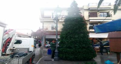 &Eta; &Lambda;ή&mu;&nu;&omicron;&sigmaf; &phi;&omicron;&rho;ά&epsilon;&iota; &tau;&alpha; &gamma;&iota;&omicron;&rho;&tau;&iota;&nu;ά &tau;&eta;&sigmaf;