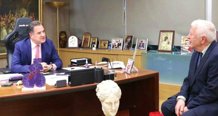 &Mu;&epsilon; &tau;&omicron;&nu; &Gamma;&epsilon;&omega;&rho;&gamma;&iota;ά&delta;&eta; &sigma;&upsilon;&nu;&alpha;&nu;&tau;ή&theta;&eta;&kappa;&epsilon; &omicron; &Mu;&omicron;&upsilon;&tau;&zeta;&omicron;ύ&rho;&eta;&sigmaf;