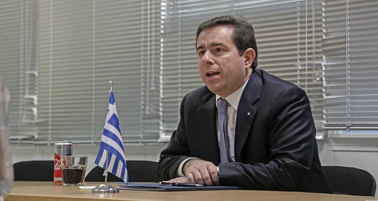 Τέλος τα επιδόματα και οι παροχές σε όσους έχουν άσυλο λέει ο Μηταράκης