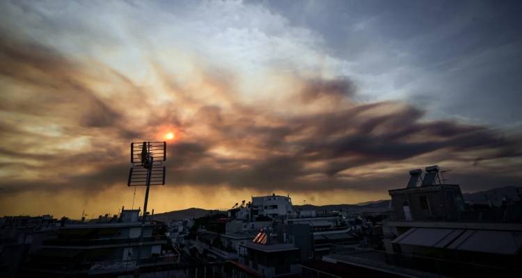 Εύβοια: Απόκοσμες εικόνες από την πυρκαγιά -Πυκνοί καπνοί σκέπασαν Αττική και Βοιωτία