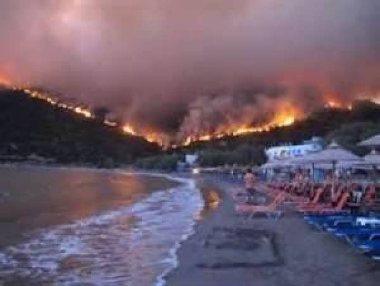 &Kappa;&omicron;&mu;&iota;&sigma;&iota;ό&nu;: &Eta; &Epsilon;&lambda;&lambda;ά&delta;&alpha; έ&chi;&alpha;&sigma;&epsilon; &tau;&eta;&nu; &epsilon;&upsilon;&kappa;&alpha;&iota;&rho;ί&alpha; &gamma;&iota;&alpha; &delta;&omega;&rho;&epsilon;ά&nu; &alpha;&pi;&omicron;&kappa;&alpha;&tau;ά&sigma;&tau;&alpha;&sigma;&eta; &tau;&omega;&nu; &zeta;&eta;&mu;&iota;ώ&nu; &sigma;&tau;&eta; &Chi;ί&omicron;