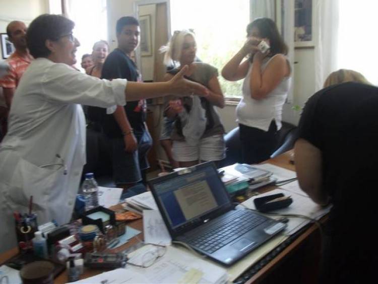 Υπέγραψε τελικά η Λυμπέρη την 6μηνη παράταση του ειδικευόμενου παθολόγου (photos)