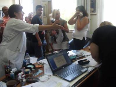 Υπέγραψε τελικά η Λυμπέρη την 6μηνη παράταση του ειδικευόμενου παθολόγου (photos)