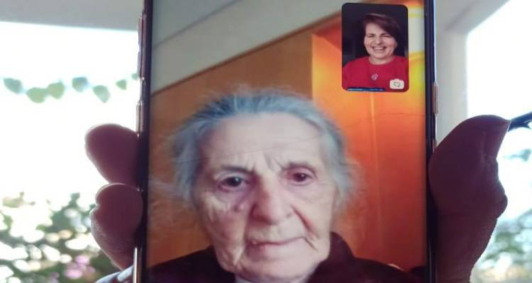 Χριστιάνα Καλογήρου: Γιορτάζει τα Χριστούγεννα με τη μητέρα της μέσω βιντεοκλήσης (photo)