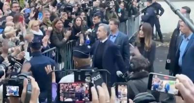 Στη φυλακή ο Σαρκοζί -Σόου από φαν του που τον χειροκροτούσαν, τον κρατούσε από το χέρι η Μπρούνι [βίντεο]