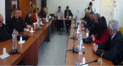 &Tau;&omicron; &laquo;&nu;έ&omicron;&raquo; &mu;&omicron;ί&rho;&alpha;&sigma;&mu;&alpha; &tau;&eta;&sigmaf; &tau;&rho;ά&pi;&omicron;&upsilon;&lambda;&alpha;&sigmaf; &gamma;&iota;&alpha; &tau;&omicron; &Delta;&eta;&mu;&omicron;&tau;&iota;&kappa;ό &Sigma;&upsilon;&mu;&beta;&omicron;ύ&lambda;&iota;&omicron; | &Tau;&alpha; &alpha;&pi;&omicron;&tau;έ&lambda;&epsilon;&sigma;&mu;&alpha; &tau;&omega;&nu; &epsilon;&kappa;&lambda;&omicron;&gamma;ώ&nu; (mp3 + photos