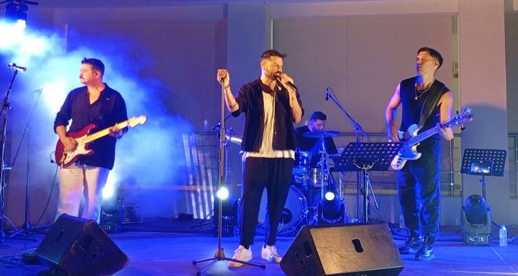 &Sigma;&upsilon;&nu;&alpha;&upsilon;&lambda;ί&alpha; Alcatrash &sigma;&tau;&omicron;&nu; Ά&gamma;&iota;&omicron; &Epsilon;&upsilon;&sigma;&tau;&rho;ά&tau;&iota;&omicron;: &Xi;&epsilon;&sigma;ή&kappa;&omega;&sigma;&alpha;&nu; &tau;&omicron; &nu;&eta;&sigma;ί &sigma;&epsilon; &mu;&iota;&alpha; &xi;&epsilon;&chi;&omega;&rho;&iota;&sigma;&tau;ή &mu;&omicron;&upsilon;&sigma;&iota;&kappa;ή &beta;&rho;&alpha;&delta;&iota;ά