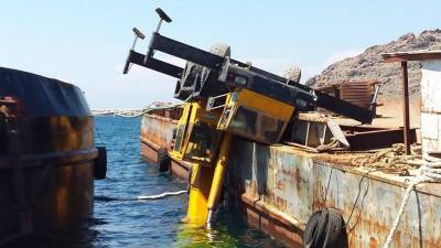 Ανετράπη γερανός στο λιμάνι της Μύρινας | Αποφεύχθηκαν τα χειρότερα