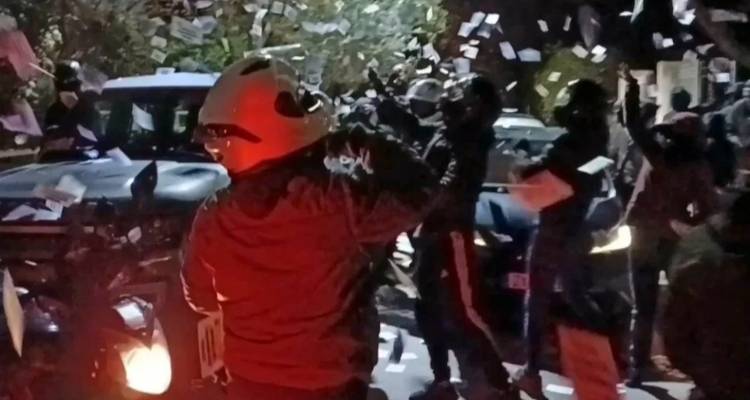 Η επίθεση Ρουβίκωνα στο σπίτι Τασούλα -«Η αντιπολίτευση να αναλογιστεί την τακτική τοξικότητας και συκοφαντιών», λέει η κυβέρνηση