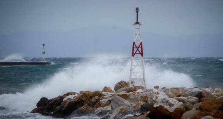 Η νέα κακοκαιρία «δένει» τα πλοία: Πώς διαμορφώνονται τα δρομολόγια «Εξπρές Πήγασος» και «Νήσος Χίος»