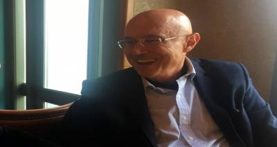 &Omicron; &Sigma;ύ&mu;&beta;&omicron;&upsilon;&lambda;&omicron;&sigmaf; &tau;&omicron;&upsilon; &Pi;&rho;&omega;&theta;&upsilon;&pi;&omicron;&upsilon;&rho;&gamma;&omicron;ύ &Lambda;&eta;&mu;&nu;&iota;ό&sigmaf; &kappa;. &Kappa;&rho;&epsilon;&mu;&lambda;ή&sigmaf; &sigma;&tau;&eta; &Lambda;ή&mu;&nu;&omicron; &kappa;&alpha;&iota; &tau;&omicron;&nu; FM 100