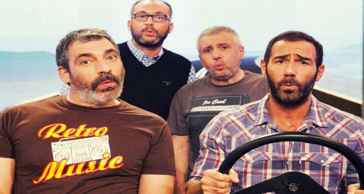 &Omicron; &Gamma;&iota;ά&nu;&nu;&eta;&sigmaf; &Sigma;&epsilon;&rho;&beta;&epsilon;&tau;ά&sigmaf; &kappa;&omicron;&iota;&nu;&omicron;&pi;&omicron;ί&eta;&sigma;&epsilon; &tau;&alpha; &tau;&rho;&epsilon;&lambda;ά &pi;&alpha;&iota;&chi;&nu;ί&delta;&iota;&alpha; &tau;&omega;&nu; &Mu;&omicron;&upsilon;&delta;&rho;&iota;&nu;ώ&nu; &sigma;&tau;&omicron;&nu; &pi;ά&gamma;&omicron; (photos)