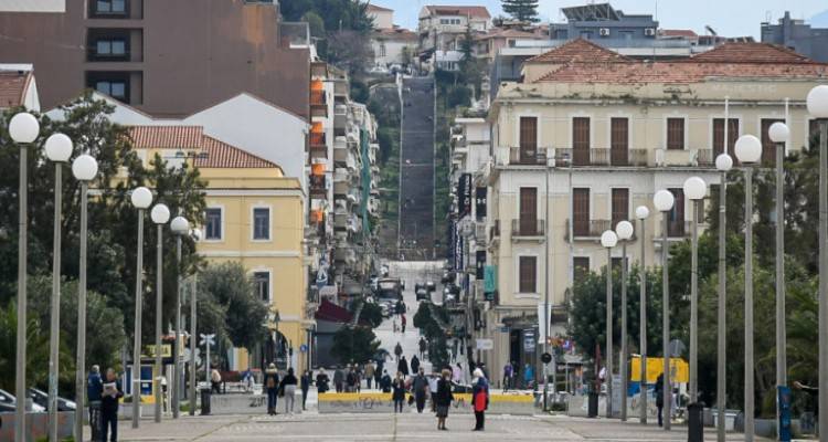 Προς lockdown αλά Αττική σε Εύβοια, Αχαΐα, Ρέθυμνο -Στα κόκκινα η Θεσσαλονίκη, κρίσιμη συνεδρίαση ειδικών