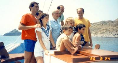 &Lambda;ή&mu;&nu;&omicron;&sigmaf;, 24/8/1986. &Mu;&iota;&alpha; &iota;&sigma;&tau;&omicron;&rho;&iota;&kappa;ή &phi;&omega;&tau;&omicron;&gamma;&rho;&alpha;&phi;ί&alpha; &alpha;&pi;ό &tau;&eta;&nu; &epsilon;&pi;ί&sigma;&kappa;&epsilon;&psi;&eta; &tau;&eta;&sigmaf; &omicron;&iota;&kappa;&omicron;&gamma;έ&nu;&epsilon;&iota;&alpha;&sigmaf; &Pi;&alpha;&pi;&alpha;&nu;&delta;&rho;έ&omicron;&upsilon; &sigma;&tau;&eta; &Lambda;ή&mu;&nu;&omicron;, &kappa;&alpha;&tau;ά &tau;&eta; &delta;&iota;ά&rho;&kappa;&epsilon;&iota;&alpha; &tau;&eta;&sigmaf; &sigma;&tau;&rho;&alpha;&tau;&iota;&omega;&tau;&iota;&kappa;ή&sigmaf; &theta;&eta;&tau;&epsilon;ί&alpha;&sigmaf; &tau;&omicron;&upsilon; &Nu;ί&kappa;&omicron;&upsilon;. &Delta;&iota;&alpha;&kappa;&rho;ί&nu;&omicron;&nu;&tau;&alpha;&iota; &alpha;&pi;ό &alpha;&rho;&iota;&sigma;&tau;&epsilon;&rho;ά &omicron; &Nu;ί&kappa;&omicron;&sigmaf;, &eta; &Sigma;&omicron;&phi;ί&alpha;, &omicron; &Theta;&epsilon;ό&delta;&omega;&rho;&omicron;&sigmaf; &Kappa;&alpha;&tau;&sigma;&alpha;&nu;έ&beta;&alpha;&sigmaf;, &omicron; &alpha;&epsilon;ί&mu;&nu;&eta;&sigma;&tau;&omicron;&sigmaf; &Alpha;&nu;&delta;&rho;έ&alpha;&sigmaf; &Pi;&alpha;&pi;&alpha;&nu;&delta;&rho;έ&omicron;&upsilon;, &omicron; &Gamma;&iota;ώ&rho;&gamma;&omicron;&sigmaf;, &omicron; &Alpha;&nu;&tau;&rho;ί&kappa;&omicron;&sigmaf;, &eta; &mu;&eta;&tau;έ&rho;&alpha; &tau;&omicron;&upsilon;&sigmaf; &Mu;&alpha;&rho;&gamma;&alpha;&rho;ί&tau;&alpha; &kappa;&alpha;&iota; &tau;&alpha; &delta;ύ&omicron; &epsilon;&gamma;&gamma;ό&nu;&iota;&alpha; &tau;&eta;&sigmaf;, &Alpha;&nu;&delta;&rho;έ&alpha;&sigmaf; &kappa;&alpha;&iota; &Alpha;&nu;&delta;&rho;έ&alpha;&sigmaf;
