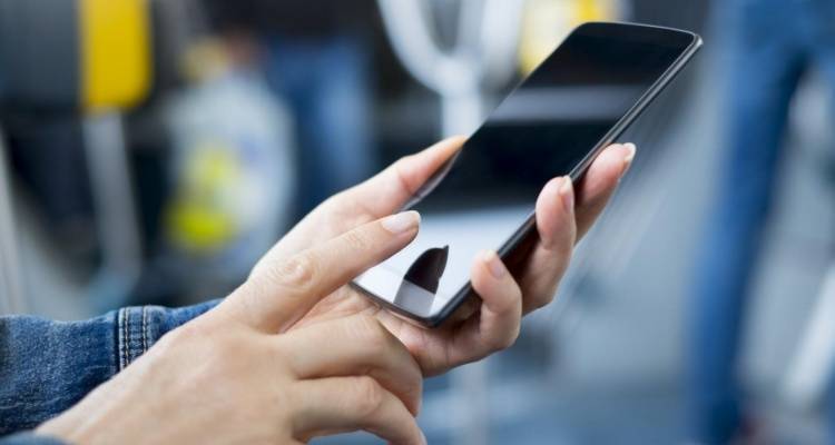 &Nu;έ&alpha; &alpha;&pi;ά&tau;&eta; &mu;&epsilon; &pi;&alpha;&rho;&alpha;&pi;&lambda;&alpha;&nu;&eta;&tau;&iota;&kappa;ό SMS &sigma;&tau;&alpha; &kappa;&iota;&nu;&eta;&tau;ά -&Tau;&iota; &pi;&rho;έ&pi;&epsilon;&iota; &nu;&alpha; &kappa;ά&nu;&epsilon;&iota;&sigmaf; &alpha;&nu; &lambda;ά&beta;&epsilon;&iota;&sigmaf; &alpha;&upsilon;&tau;ό &tau;&omicron; &mu;ή&nu;&upsilon;&mu;&alpha;