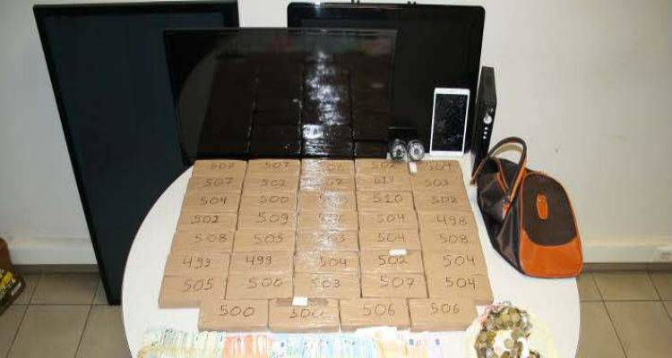 &Mu;&eta;&tau;έ&rho;&alpha; &kappa;&alpha;&iota; &kappa;ό&rho;&eta; &delta;&iota;&alpha;&kappa;&iota;&nu;&omicron;ύ&sigma;&alpha;&nu; &nu;&alpha;&rho;&kappa;&omega;&tau;&iota;&kappa;ά &sigma;&tau;&eta; &Theta;&epsilon;&sigma;&sigma;&alpha;&lambda;&omicron;&nu;ί&kappa;&eta; -&Tau;&iota; &beta;&rho;ή&kappa;&epsilon; &eta; &Epsilon;&Lambda;.&Alpha;&Sigma;. &sigma;&tau;&omicron; &sigma;&pi;ί&tau;&iota; &tau;&omicron;&upsilon;&sigmaf;