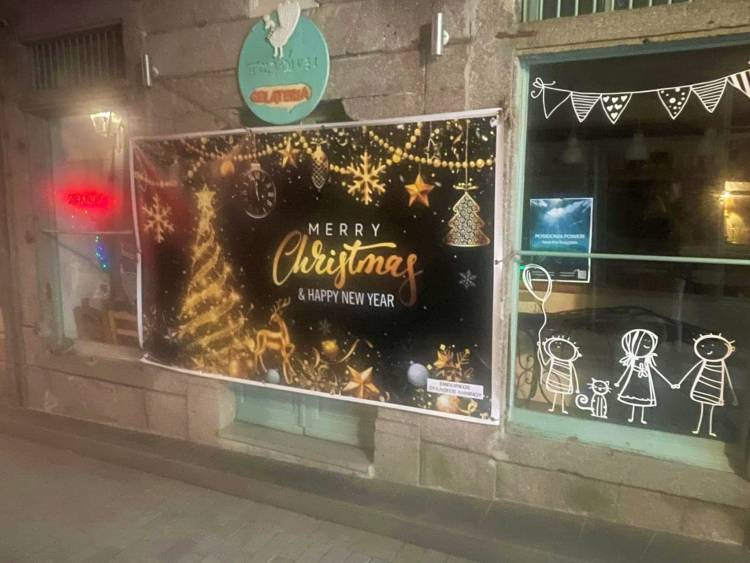 Χριστουγεννιάτικες πινελιές στην αγορά της Μύρινας από τον Εμπορικό Σύλλογο