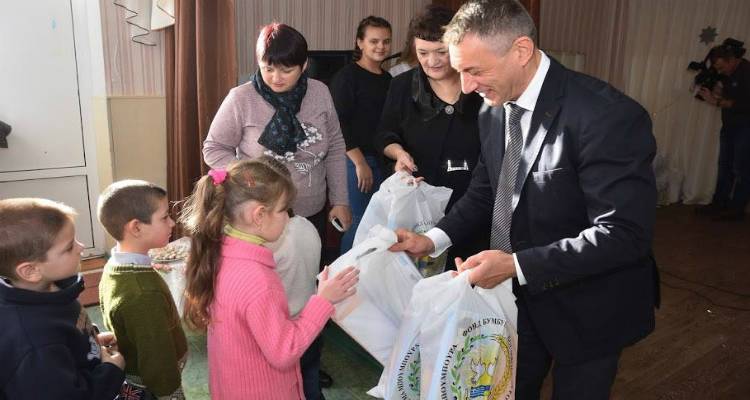 &Omicron;&upsilon;&kappa;&rho;&alpha;&nu;ί&alpha;: &Chi;&rho;&iota;&sigma;&tau;&omicron;&upsilon;&gamma;&epsilon;&nu;&nu;&iota;ά&tau;&iota;&kappa;&alpha; &delta;ώ&rho;&alpha; &sigma;&epsilon; 3.500 &pi;&alpha;&iota;&delta;&iota;ά &alpha;&pi;ό &tau;&omicron;&nu; &Pi;&alpha;&nu;&tau;&epsilon;&lambda;ή &Mu;&pi;&omicron;ύ&mu;&pi;&omicron;&upsilon;&rho;&alpha; (photos)