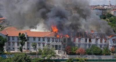 &Phi;&omega;&tau;&iota;ά &sigma;&tau;&omicron; &epsilon;&lambda;&lambda;&eta;&nu;&iota;&kappa;ό &nu;&omicron;&sigma;&omicron;&kappa;&omicron;&mu;&epsilon;ί&omicron; &tau;&eta;&sigmaf; &Kappa;&omega;&nu;&sigma;&tau;&alpha;&nu;&tau;&iota;&nu;&omicron;ύ&pi;&omicron;&lambda;&eta;&sigmaf; - &Phi;&omega;&tau;&omicron;&gamma;&rho;&alpha;&phi;ί&epsilon;&sigmaf; &kappa;&alpha;&iota; &beta;ί&nu;&tau;&epsilon;&omicron;