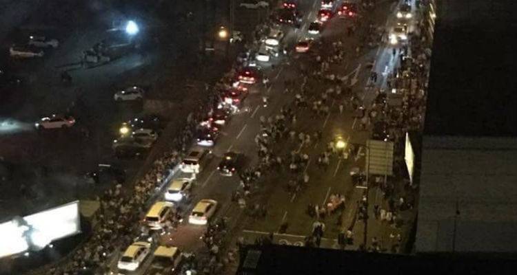 &Tau;&rho;&omicron;&mu;&omicron;&kappa;&rho;&alpha;&tau;&iota;&kappa;ή &epsilon;&pi;ί&theta;&epsilon;&sigma;&eta; &mu;&epsilon; 19 &nu;&epsilon;&kappa;&rho;&omicron;ύ&sigmaf; &sigma;&epsilon; &chi;ώ&rho;&omicron; &sigma;&upsilon;&nu;&alpha;&upsilon;&lambda;ί&alpha;&sigmaf; &sigma;&tau;&omicron; &Mu;ά&nu;&tau;&sigma;&epsilon;&sigma;&tau;&epsilon;&rho;