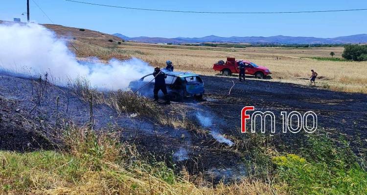 Στις φλόγες ΙΧ στην είσοδο του Βάρους | Επεκτάθηκε η φωτιά σε χωράφι (photos + video)