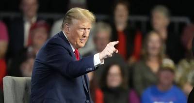 &Eta;&Pi;&Alpha;: &Sigma;&alpha;&rho;ώ&nu;&epsilon;&iota; &omicron; &Tau;&rho;&alpha;&mu;&pi; &sigma;&tau;&iota;&sigmaf; &psi;&eta;&phi;&omicron;&phi;&omicron;&rho;ί&epsilon;&sigmaf; &tau;&omega;&nu; &Rho;&epsilon;&pi;&omicron;&upsilon;&mu;&pi;&lambda;&iota;&kappa;&alpha;&nu;ώ&nu; &gamma;&iota;&alpha; &tau;&omicron; &chi;&rho;ί&sigma;&mu;&alpha;