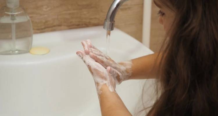 ΕΟΔΥ: 40 θάνατοι από κορωνοϊό και 833 νέες εισαγωγές την τελευταία εβδομάδα