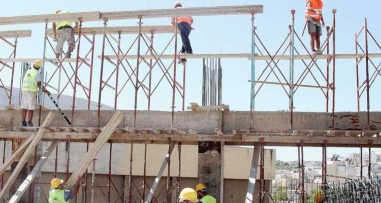 Έναρξη υποβολής αιτήσεων για τη λήψη των 800 ευρώ για τους οικοδόμους, δασεργάτες κ.ά.