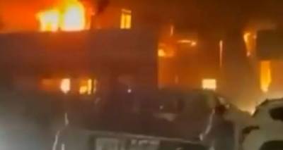 &Tau;&rho;&alpha;&gamma;&omega;&delta;ί&alpha; &sigma;&tau;&omicron; &Iota;&rho;ά&kappa;: &Tau;&omicron;&upsilon;&lambda;ά&chi;&iota;&sigma;&tau;&omicron;&nu; 100 &nu;&epsilon;&kappa;&rho;&omicron;ί &alpha;&pi;ό &phi;&omega;&tau;&iota;ά &sigma;&epsilon; &gamma;&alpha;&mu;ή&lambda;&iota;&alpha; &delta;&epsilon;&xi;ί&omega;&sigma;&eta; &sigma;&tau;&eta; &Nu;&iota;&nu;&epsilon;&upsilon;ή [&beta;ί&nu;&tau;&epsilon;&omicron;]