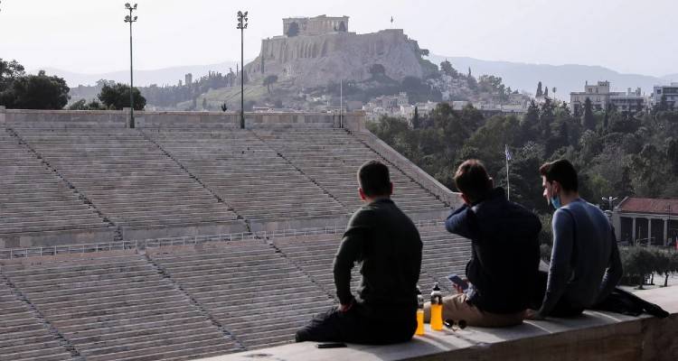 Προβληματίζουν τα κορωνοπάρτι, σύσκεψη στο Μαξίμου | Προς Πάσχα στην πόλη και άνοιγμα εστίασης στις 10 Μαΐου