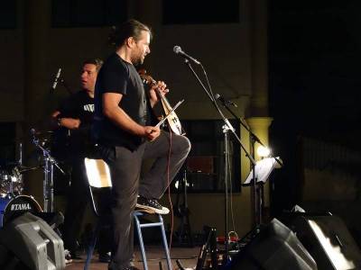 Η λύρα του Πυροβολάκη ξεσήκωσε το Γυμνάσιο Μύρινας (photos + video)