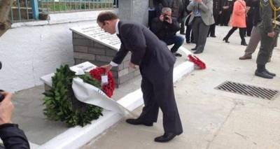 Στεφάνι στη μνήμη του Σόντερς που δολοφονήθηκε από τη 17Ν κατέθεσε στη Λήμνο ο Βρετανός πρέσβης