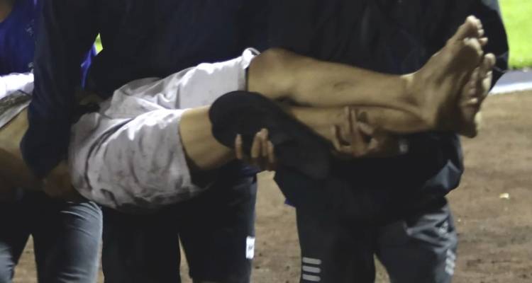 &Tau;&rho;&alpha;&gamma;&omega;&delta;ί&alpha; &sigma;&tau;&eta; &Mu;&alpha;&delta;&alpha;&gamma;&alpha;&sigma;&kappa;ά&rho;&eta;: &Delta;&epsilon;&kappa;&alpha;&tau;&rho;&epsilon;ί&sigmaf; &nu;&epsilon;&kappa;&rho;&omicron;ί, &epsilon;&kappa; &tau;&omega;&nu; &omicron;&pi;&omicron;ί&omega;&nu; 7 &alpha;&nu;ή&lambda;&iota;&kappa;&omicron;&iota;, &alpha;&pi;ό &pi;&omicron;&delta;&omicron;&pi;ά&tau;&eta;&mu;&alpha; &sigma;&epsilon; &sigma;&tau;ά&delta;&iota;&omicron;