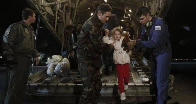 &Sigma;&upsilon;&gamma;&kappa;&iota;&nu;&eta;&tau;&iota;&kappa;έ&sigmaf; &sigma;&tau;&iota;&gamma;&mu;έ&sigmaf; &sigma;&tau;&eta;&nu; &Epsilon;&lambda;&epsilon;&upsilon;&sigma;ί&nu;&alpha; ό&pi;&omicron;&upsilon; έ&phi;&theta;&alpha;&sigma;&epsilon; &tau;&omicron; C-130 &mu;&epsilon; 43 &Epsilon;&lambda;&lambda;&eta;&nu;&epsilon;&sigmaf; &delta;&iota;&alpha;&sigma;&omega;&theta;έ&nu;&tau;&epsilon;&sigmaf; (photos)