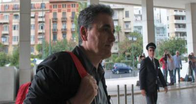 &Kappa;ό&nu;&tau;&rho;&epsilon;&sigmaf; &mu;&epsilon; &tau;&omicron; &kappa;&alpha;&lambda;&eta;&mu;έ&rho;&alpha;: &Pi;&alpha;&zeta;ά&rho;&iota;&alpha; &Tau;&sigma;&alpha;&kappa;&alpha;&lambda;ώ&tau;&omicron;&upsilon; &mu;&epsilon; &theta;&epsilon;&sigma;&mu;&omicron;ύ&sigmaf; &gamma;&iota;&alpha; &upsilon;&pi;&epsilon;&rho;&tau;&alpha;&mu;&epsilon;ί&omicron; &kappa;&alpha;&iota; &Delta;&Epsilon;&Kappa;&Omicron;