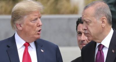 «Φωνές» Τραμπ σε Ερντογάν και κυρώσεις στην Τουρκία για την εισβολή στη Συρία | Μαίνονται οι μάχες στο Μανμπίτζ