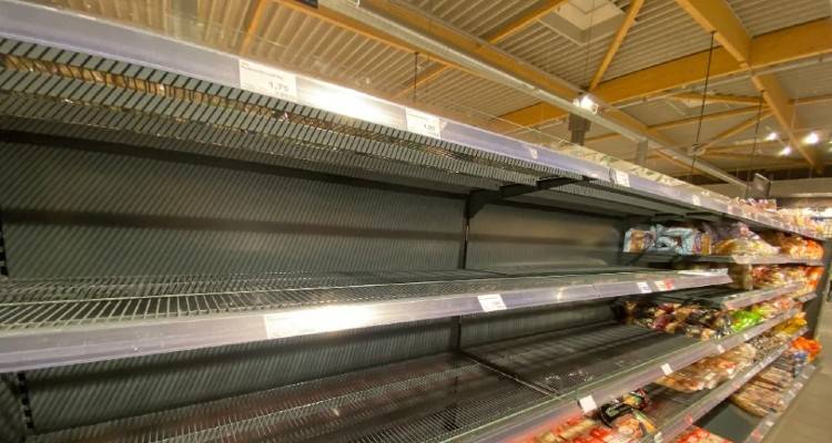 Πόλεμος στην Ουκρανία: Ανατιμήσεις και ελλείψεις βασικών ειδών στα ράφια των σούπερ μάρκετ φέρνει η κρίση