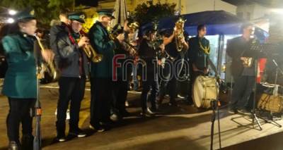 &Mu;&epsilon;&lambda;&omega;&delta;&iota;&kappa;ό &laquo;&pi;&alpha;&rho;ώ&nu;&raquo; &sigma;&epsilon; &pi;&lambda;ή&theta;&omicron;&sigmaf; &chi;&rho;&iota;&sigma;&tau;&omicron;&upsilon;&gamma;&epsilon;&nu;&nu;&iota;ά&tau;&iota;&kappa;&omega;&nu; &epsilon;&kappa;&delta;&eta;&lambda;ώ&sigma;&epsilon;&omega;&nu; &alpha;&pi;ό &tau;&alpha; &mu;&omicron;&upsilon;&sigma;&iota;&kappa;ά &sigma;&chi;ή&mu;&alpha;&tau;&alpha; &tau;&omicron;&upsilon; &Delta;ή&mu;&omicron;&upsilon; &Lambda;ή&mu;&nu;&omicron;&upsilon;