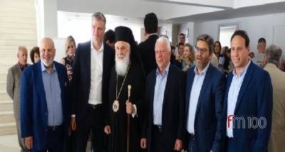 &Sigma;&tau;&eta; &Lambda;ή&mu;&nu;&omicron; &omicron; &Pi;&epsilon;&rho;&iota;&phi;&epsilon;&rho;&epsilon;&iota;ά&rho;&chi;&eta;&sigmaf; &gamma;&iota;&alpha; &tau;&alpha; &epsilon;&gamma;&kappa;&alpha;ί&nu;&iota;&alpha; &tau;&omicron;&upsilon; Porto Myrina