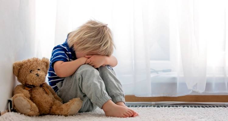 Φρίκη στην Αθήνα: 20χρονος ασελγούσε στα 2 και 4 ετών ανίψια του μαζί με τον σύντροφό του