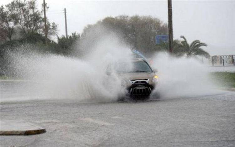 «Εγκλωβισμός» τουριστών στη Μύρινα λόγω… νεροποντής
