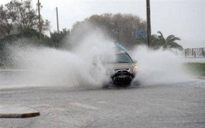 «Εγκλωβισμός» τουριστών στη Μύρινα λόγω… νεροποντής