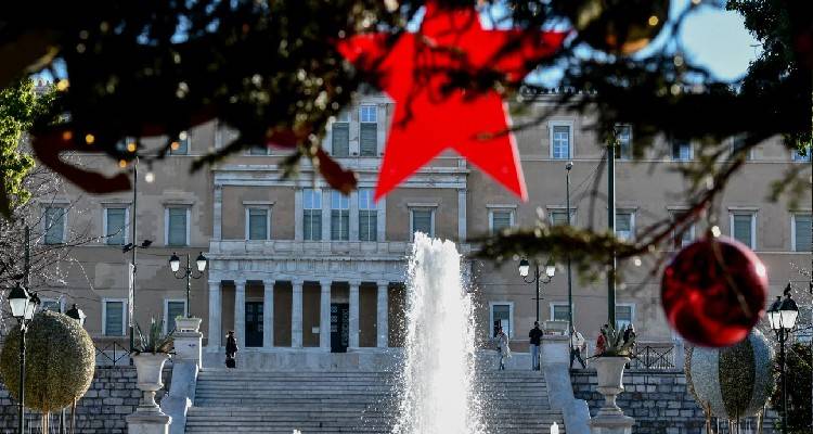 «Ανεμβολίαστοι» θα θεωρούνται οι άνω των 60 που δεν κάνουν γ&#039; δόση στο επτάμηνο | Τι αλλάζει από Δευτέρα