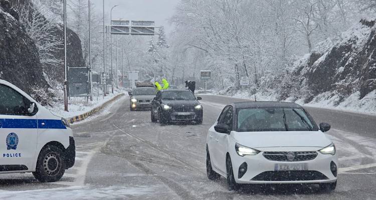 &Eta; &kappa;&alpha;&kappa;&omicron;&kappa;&alpha;&iota;&rho;ί&alpha; &sigma;&alpha;&rho;ώ&nu;&epsilon;&iota; &tau;&eta; &chi;ώ&rho;&alpha;: &Chi;&iota;ό&nu;&iota;&alpha;, &tau;&sigma;&omicron;&upsilon;&chi;&tau;&epsilon;&rho;ό &kappa;&rho;ύ&omicron; &kappa;&alpha;&iota; &kappa;&lambda;&epsilon;&iota;&sigma;&tau;ά &sigma;&chi;&omicron;&lambda;&epsilon;ί&alpha; | &laquo;&Xi;&eta;&lambda;ώ&theta;&eta;&kappa;&epsilon;&raquo; &omicron; &pi;&alpha;&rho;&alpha;&lambda;&iota;&alpha;&kappa;ό&sigmaf; &delta;&rho;ό&mu;&omicron;&sigmaf; &sigma;&tau;&iota;&sigmaf; &Kappa;&iota;&tau;&rho;&iota;έ&sigmaf;