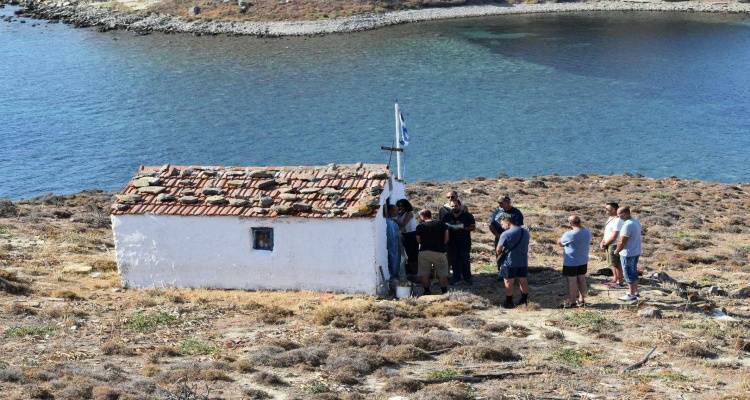 Τα κατάφεραν: Με βάρκες στο ξωκλήσι της Αγιά Φωτίδας στο Κόμπι (photos)