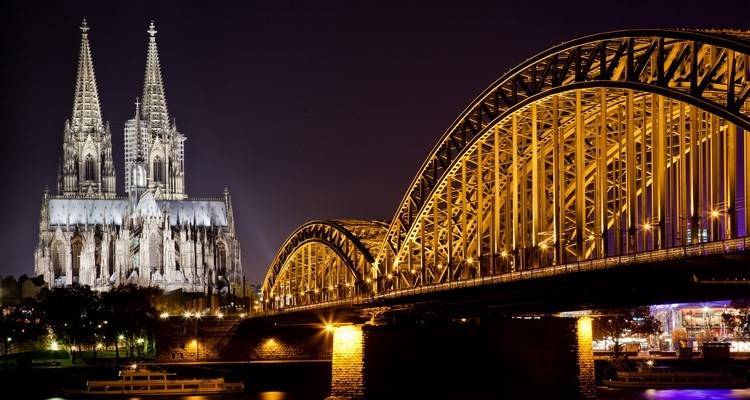 O καθεδρικός ναός της Κολωνίας θα σβήσει τα φώτα για να διαμαρτυρηθεί κατά της ισλαμοφοβίας