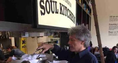 Jon Bon Jovi: Άνοιξε εστιατόρια για τους φτωχούς με δωρεάν φαγητό – Μαγειρεύει και τους σερβίρει ο ίδιος