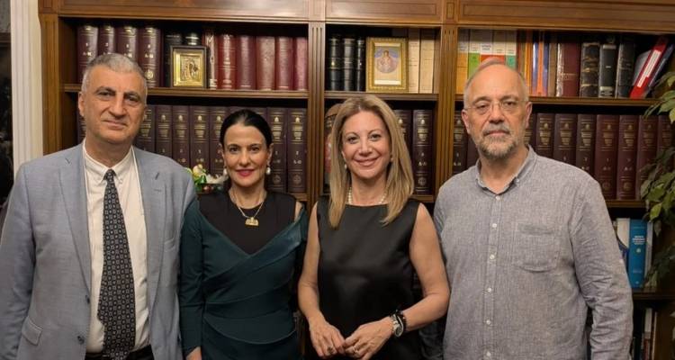 &Sigma;&upsilon;&nu;&epsilon;&chi;ί&zeta;&epsilon;&tau;&alpha;&iota; &eta; &sigma;&upsilon;&lambda;&lambda;&omicron;&gamma;ή &upsilon;&pi;&omicron;&gamma;&rho;&alpha;&phi;ώ&nu; &gamma;&iota;&alpha; &tau;&omicron; &kappa;ό&mu;&mu;&alpha; &tau;&eta;&sigmaf; &Kappa;&alpha;&rho;&upsilon;&sigma;&tau;&iota;&alpha;&nu;&omicron;ύ &mu;&epsilon;... &rho;&omega;&sigma;&iota;&kappa;ό ά&rho;&omega;&mu;&alpha; -&Pi;&omicron;&iota;&omicron;&iota; &pi;&rho;&omega;&tau;&omicron;&sigma;&tau;&alpha;&tau;&omicron;ύ&nu;, &tau;&eta;&nu; &Pi;έ&mu;&pi;&tau;&eta; &eta; &pi;&alpha;&rho;&omicron;&upsilon;&sigma;ί&alpha;&sigma;&eta;